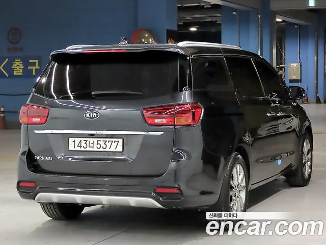 Kia Carnival 2018 thumb 4