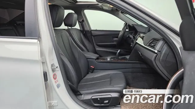 BMW 3-Series 2015 thumb 11