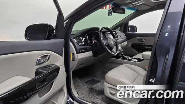 Kia Carnival 2019 thumb 10