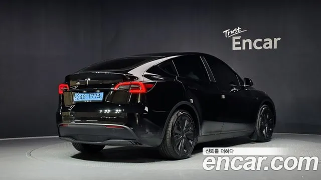Tesla Model Y 2023 thumb 2