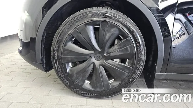 Tesla Model Y 2023 thumb 5