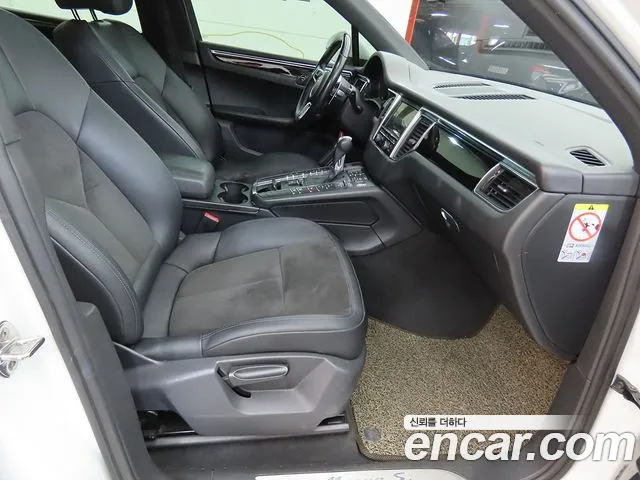 Porsche Macan 2015 thumb 10