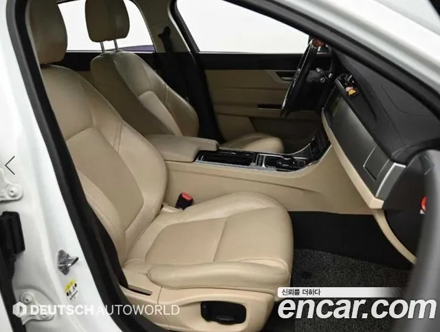 Jaguar XF 2016 thumb 10