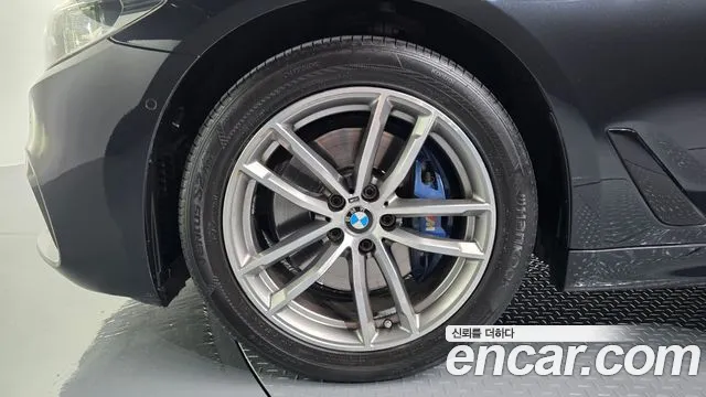 BMW 5-Series 2017 thumb 4