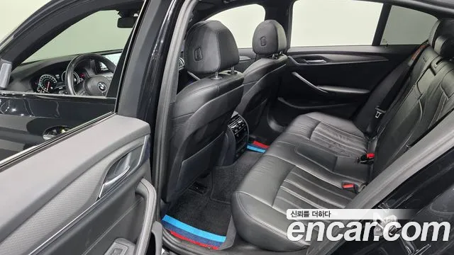 BMW 5-Series 2017 thumb 11