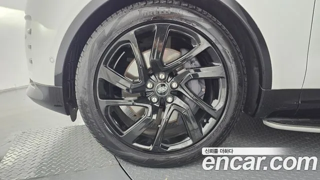 Land Rover Discovery 2023 thumb 4