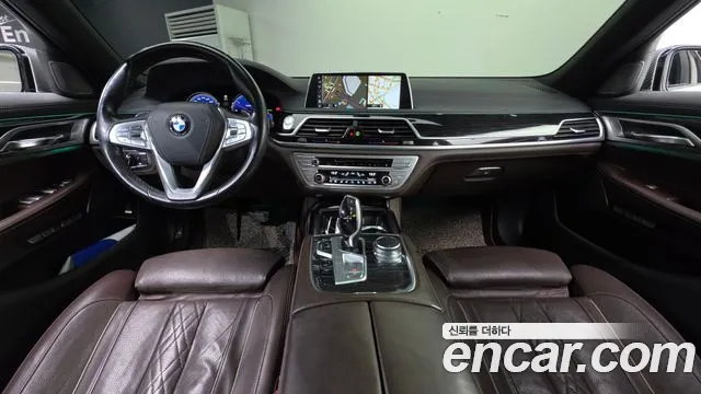 BMW 7-Series 2016 thumb 7