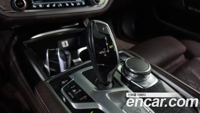 BMW 7-Series 2016 thumb 9