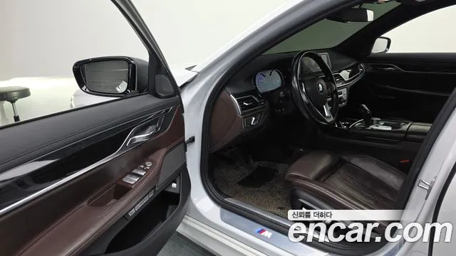 BMW 7-Series 2016 thumb 10
