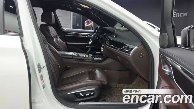 BMW 7-Series 2016 thumb 11