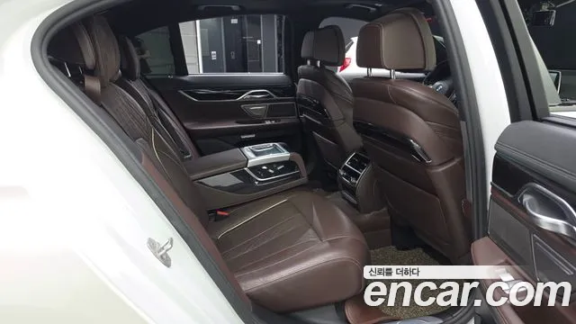 BMW 7-Series 2016 thumb 12