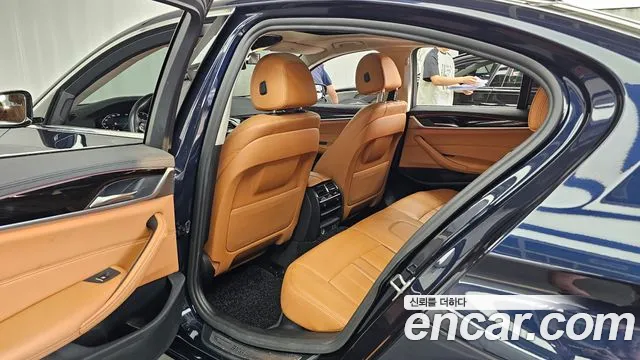 BMW 5-Series 2019 thumb 11