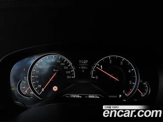 BMW 5-Series 2017 thumb 8