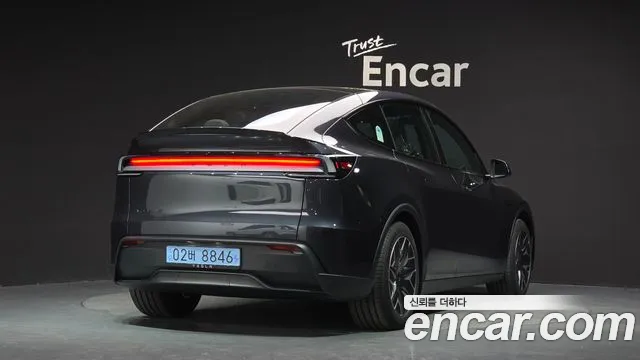 Tesla Model Y 2026 thumb 2