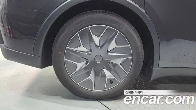 Tesla Model Y 2026 thumb 5