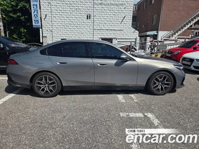 BMW 5-Series 2026 thumb 3