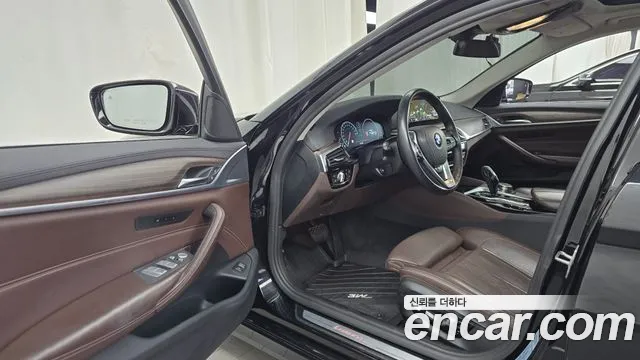 BMW 5-Series 2019 thumb 10