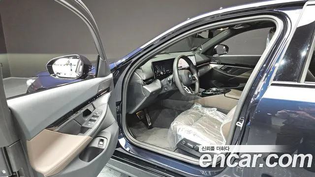 BMW 5-Series 2023 thumb 9