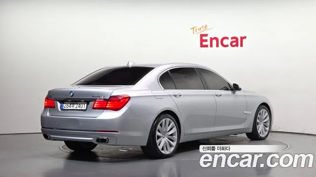 BMW 7-Series 2015 thumb 2