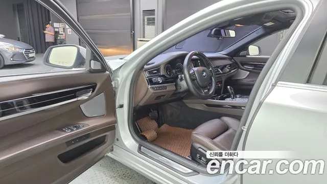 BMW 7-Series 2015 thumb 10