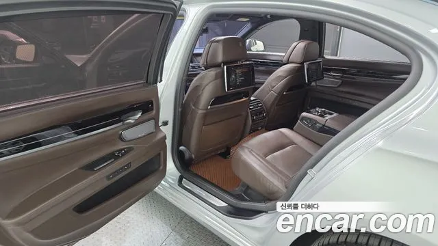 BMW 7-Series 2015 thumb 11