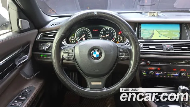 BMW 7-Series 2015 thumb 12