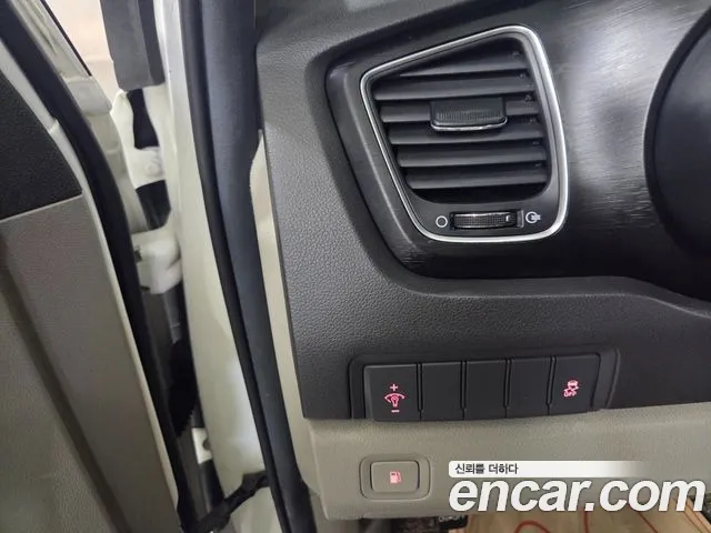 Kia Carnival 2016 thumb 10