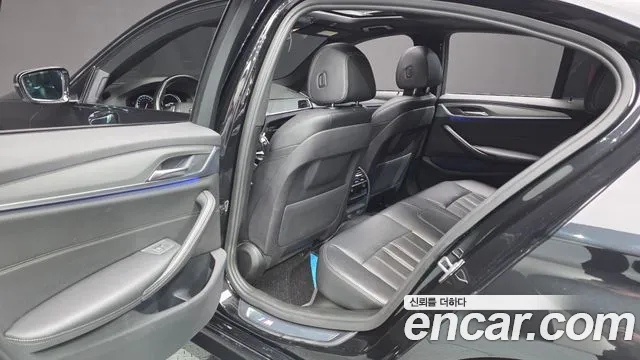 BMW 5-Series 2017 thumb 12