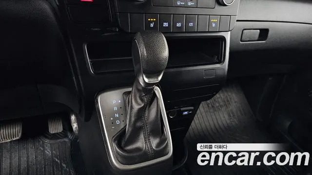 Hyundai Staria 2023 thumb 9