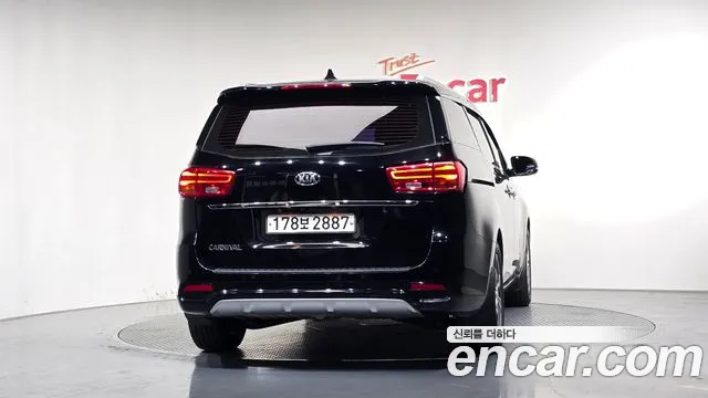 Kia Carnival 2019 thumb 4