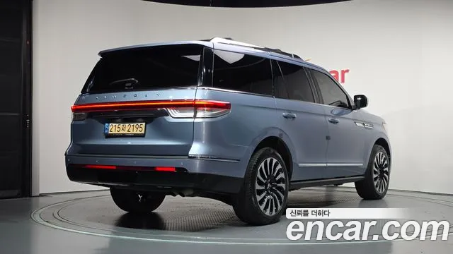 Lincoln Navigator 2023 thumb 2