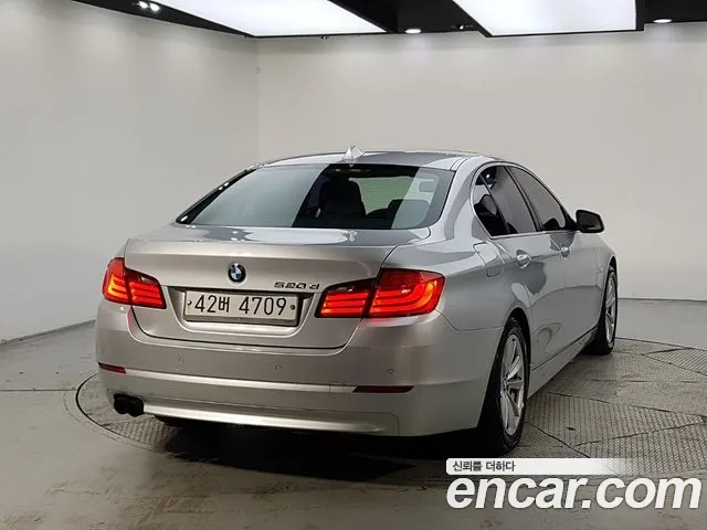BMW 5-Series 2011 thumb 4