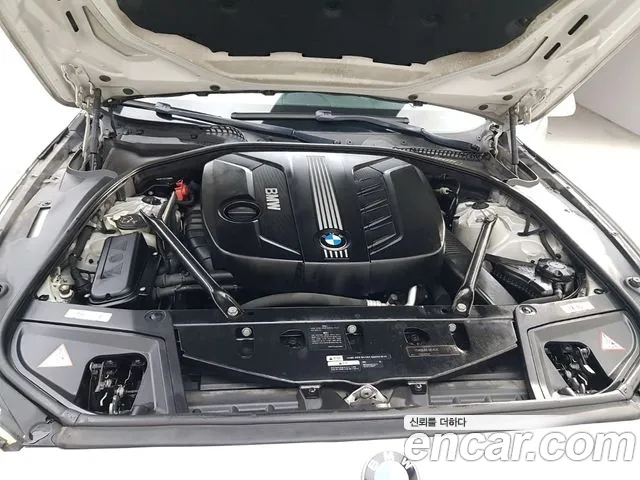 BMW 5-Series 2011 thumb 6