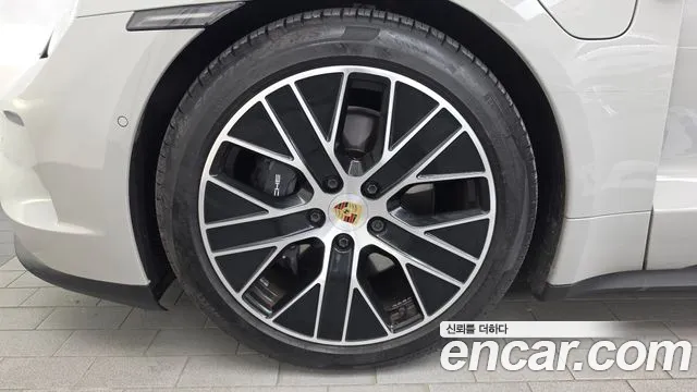 Porsche Taycan 2024 thumb 5