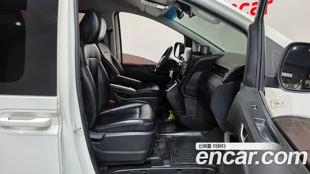 Hyundai Staria 2023 thumb 11