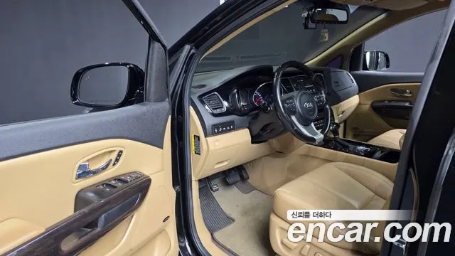 Kia Carnival 2015 thumb 10