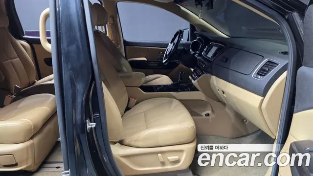 Kia Carnival 2015 thumb 11