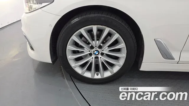 BMW 5-Series 2020 thumb 4