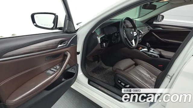 BMW 5-Series 2020 thumb 9