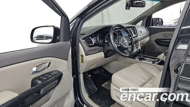Kia Carnival 2014 thumb 10
