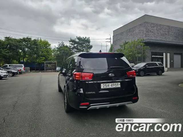 Kia Carnival 2019 thumb 4