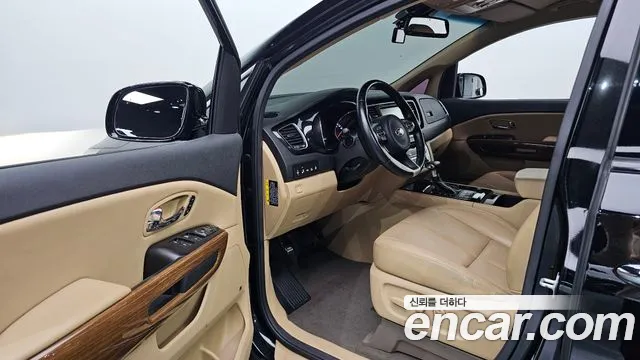 Kia Carnival 2017 thumb 10