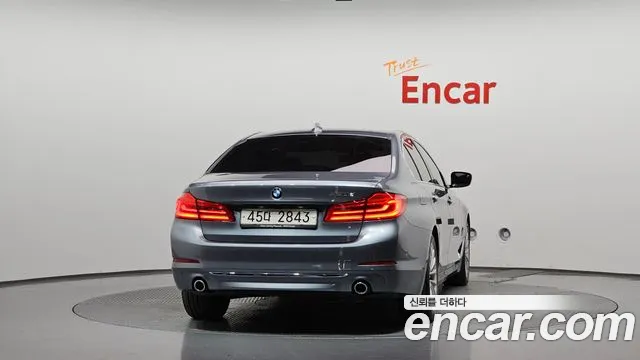 BMW 5-Series 2018 thumb 4