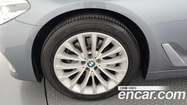 BMW 5-Series 2018 thumb 5
