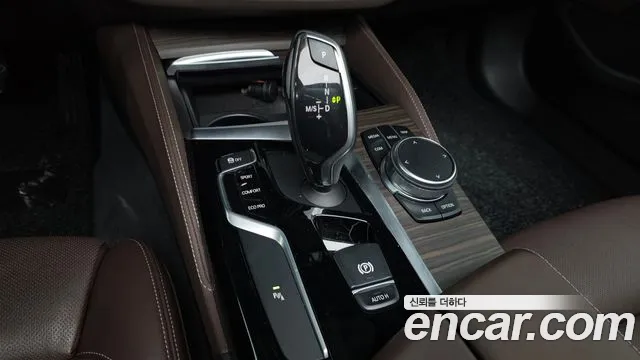 BMW 5-Series 2018 thumb 9