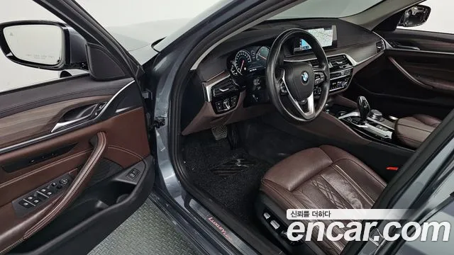 BMW 5-Series 2018 thumb 10
