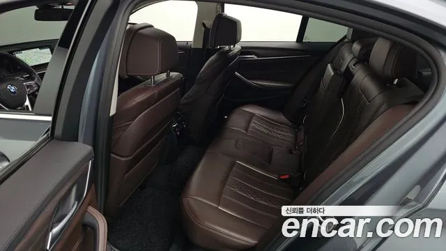 BMW 5-Series 2018 thumb 11