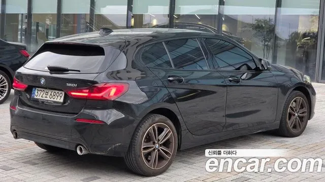 BMW 1-Series 2022 thumb 4
