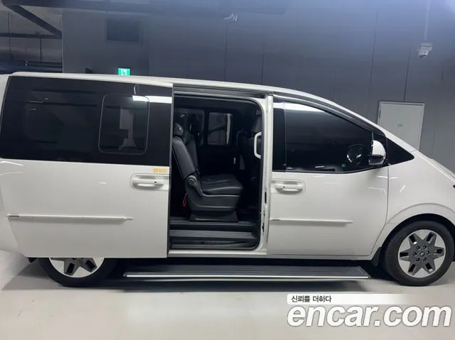 Hyundai Staria 2024 thumb 2