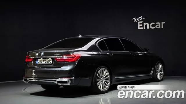 BMW 7-Series 2016 thumb 2